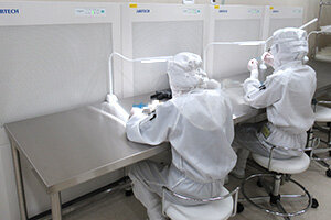 クリーンルームで部品のアセンブリを行う様子