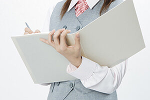 書類を手にする女性