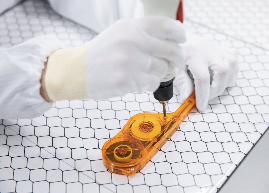 組立・キッティング作業をする手元