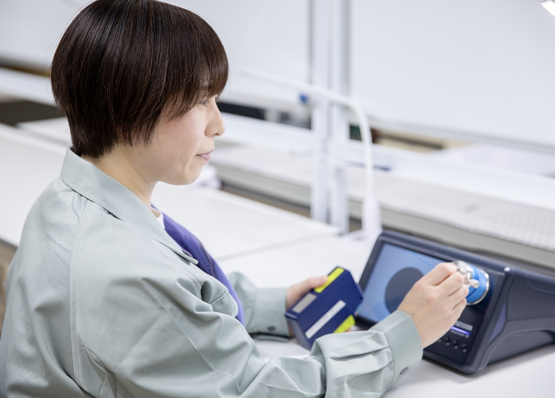 製品の生産管理をしている女性