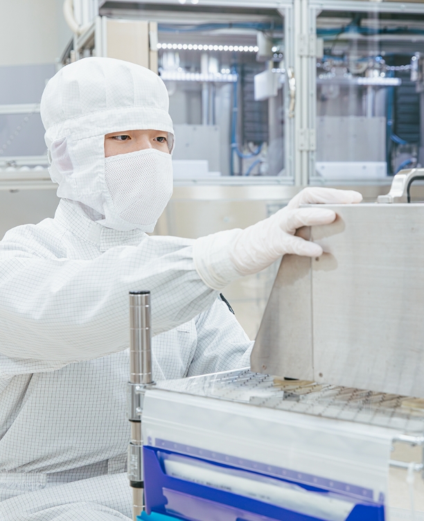 クリーンルームで作業をする風景