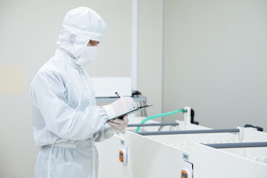 クリーンルームの洗浄機材を点検している様子