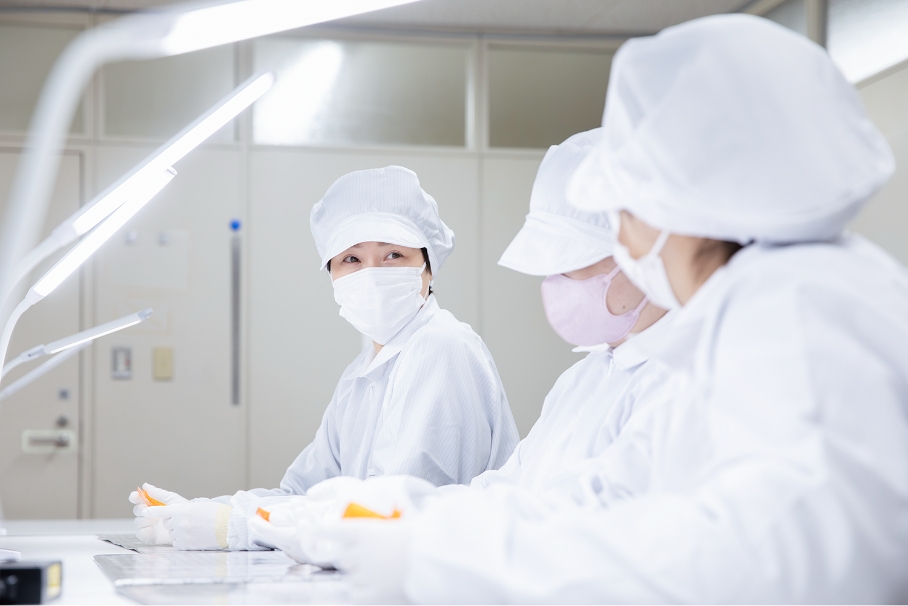 複数人で話しながら組立・キッティング作業をしている風景