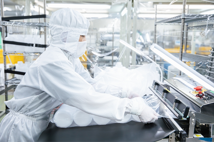 製品を梱包している女性