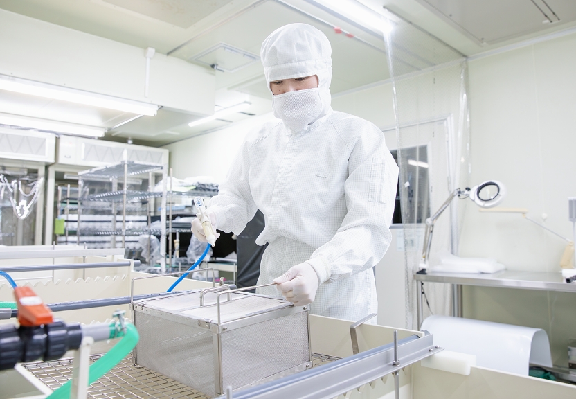 クリーンルームで精密洗浄作業をする様子