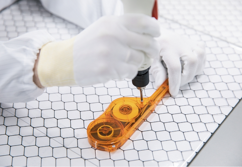 組立・キッティング作業をする手元