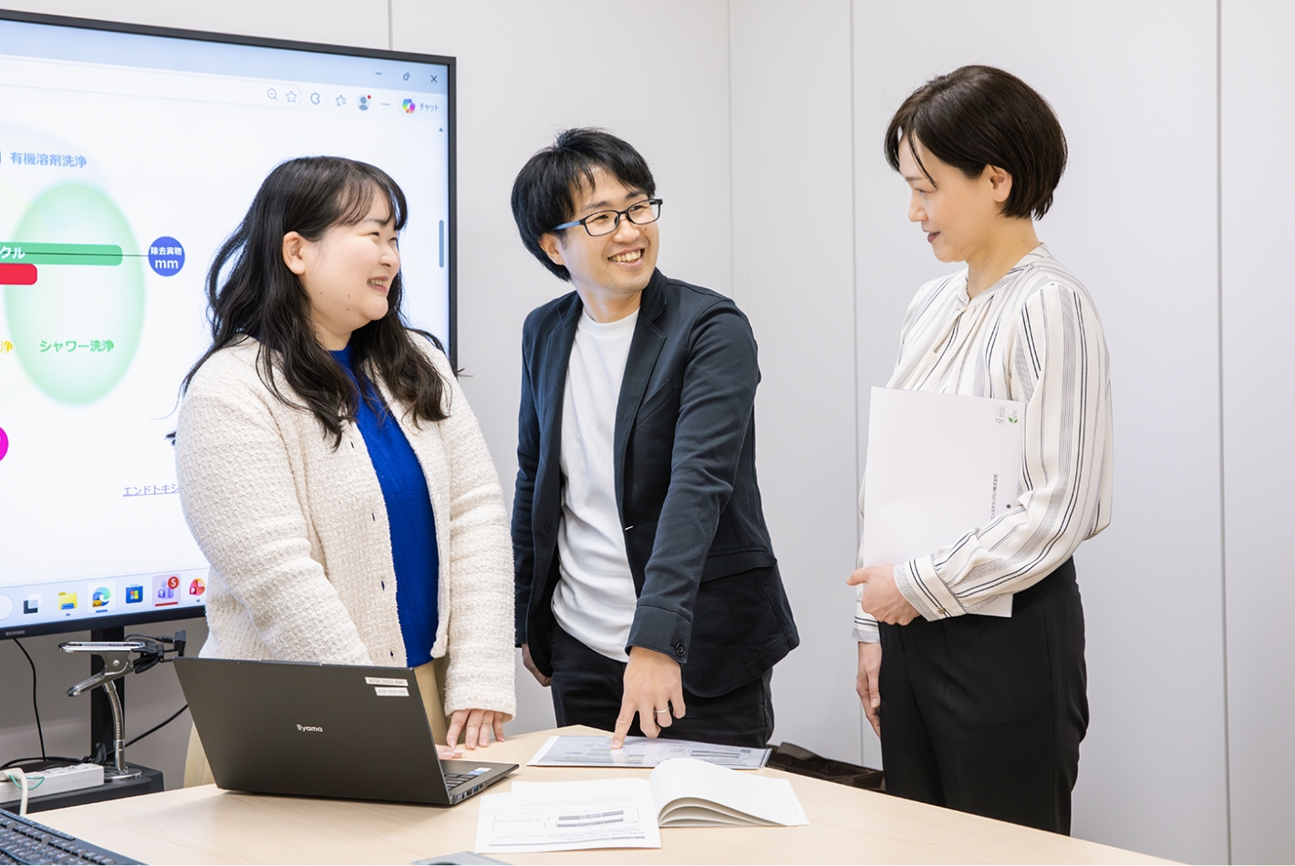 社員たちが談笑しながら打ち合わせをしている様子