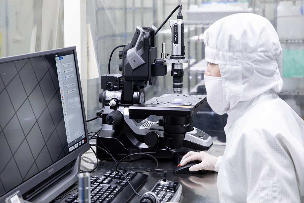 最先端技術を駆使して仕事している風景