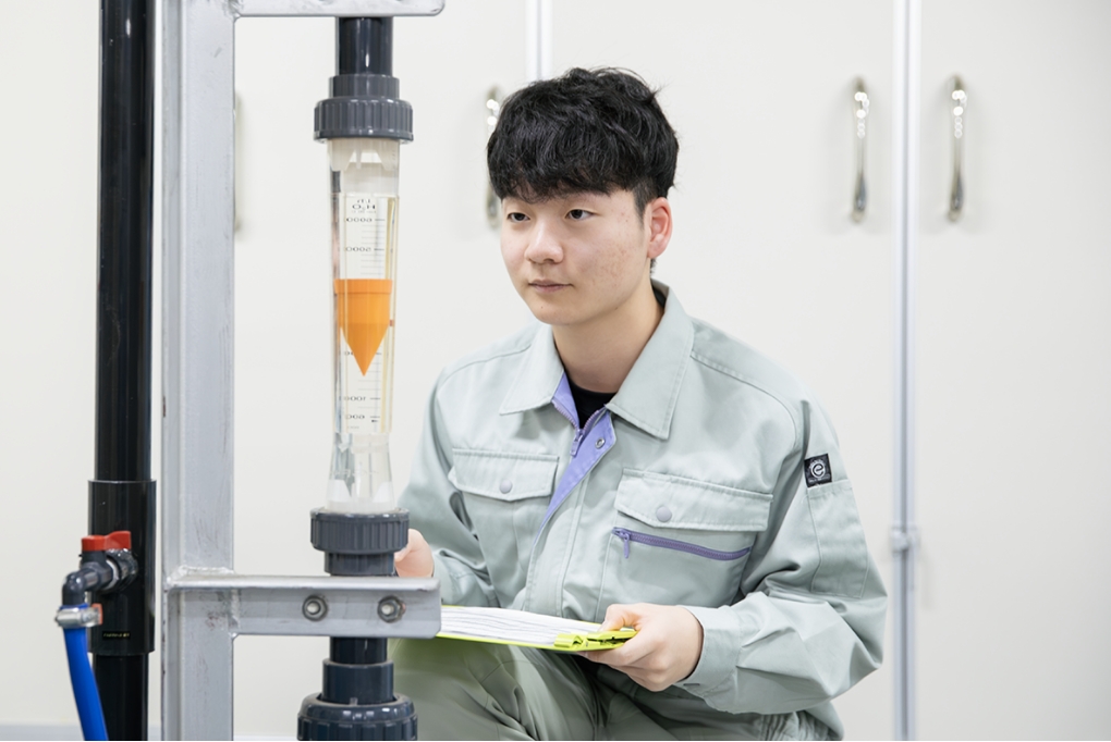 精密洗浄の設備メンテナンスを行う男性