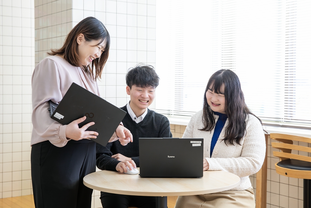 社員たちが笑顔で話し合う様子