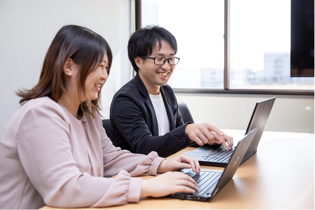 上司が部下に仕事を教えている風景
