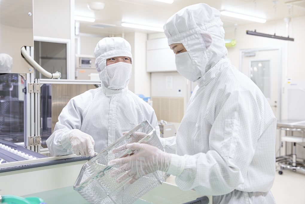 クリーンルームで作業をしている様子