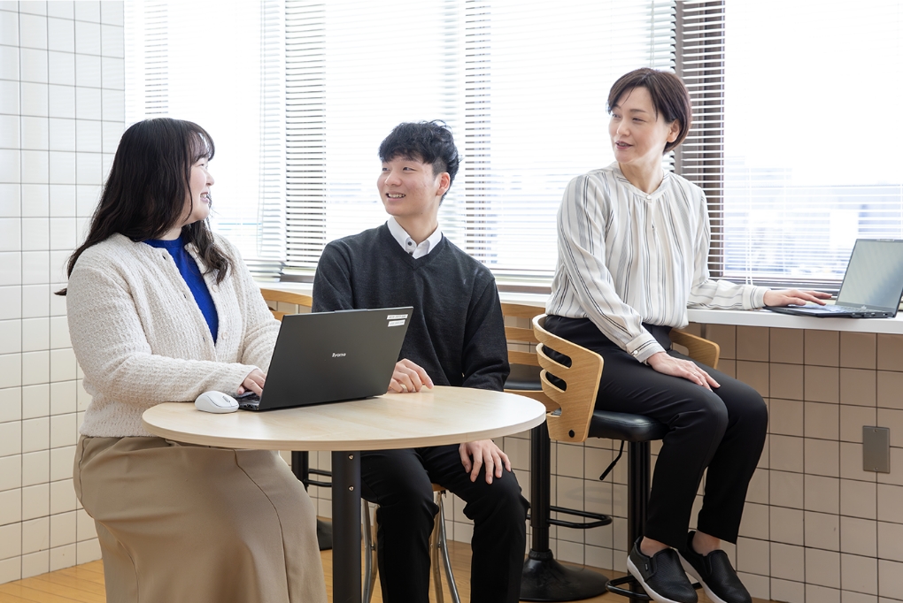 社員同士が笑顔で話している様子