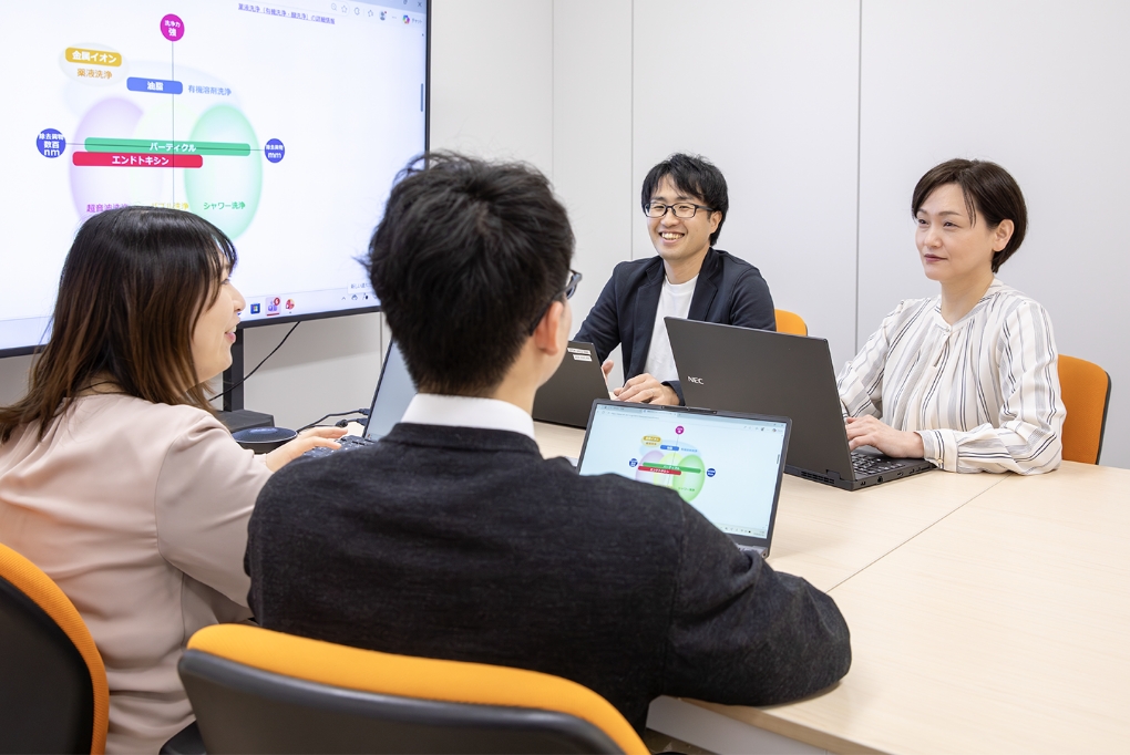 会議室で打ち合わせをしている風景