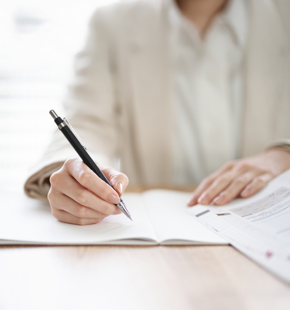 ペンを持ち勉強している女性