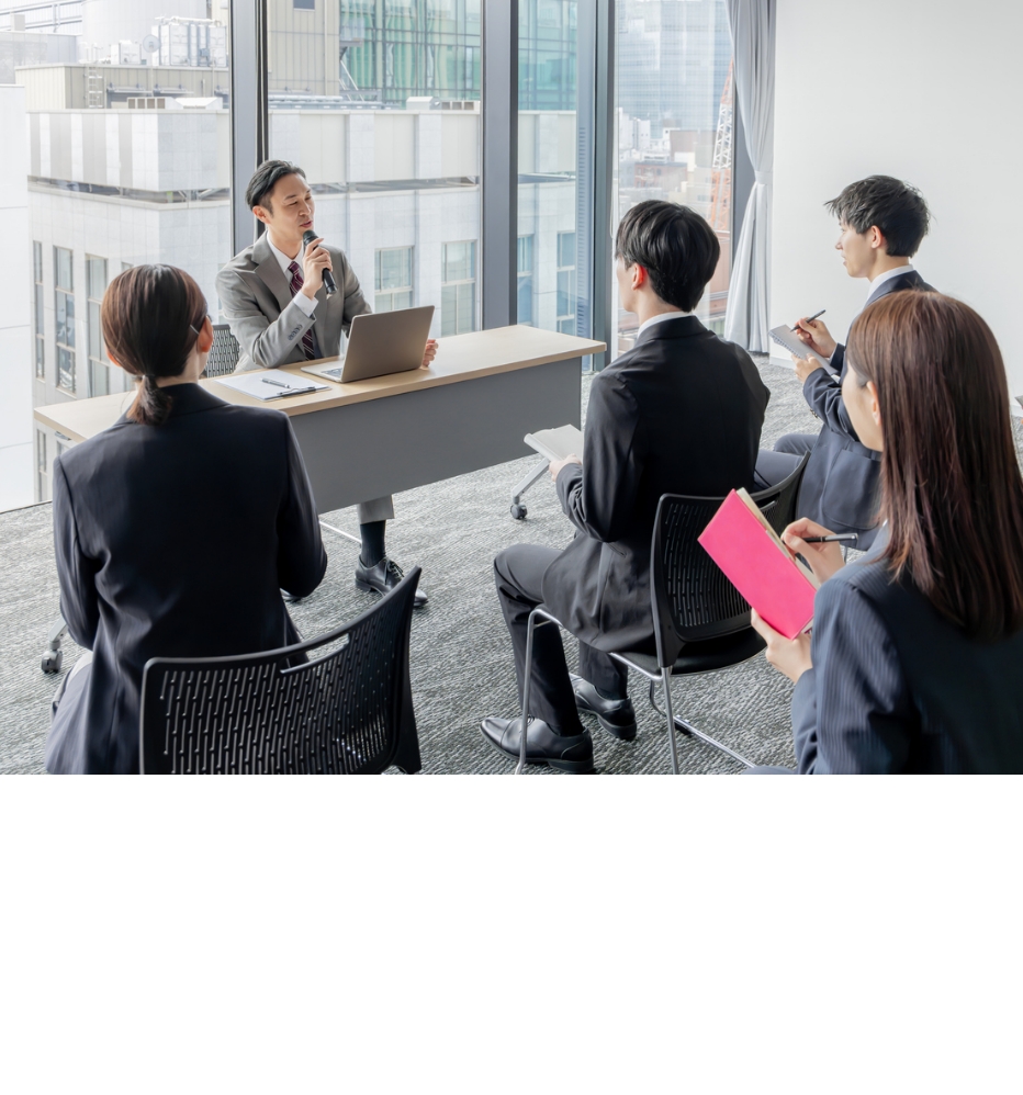 男性の話を聞く社員たちの様子