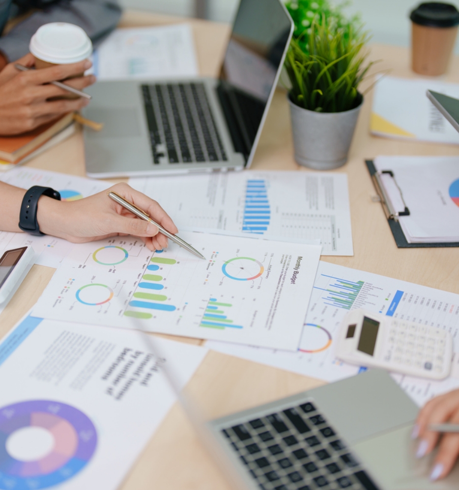 資料が散らばっている机