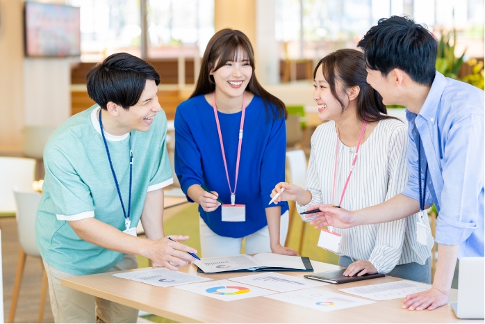 社員同士が和気藹々と交流している様子
