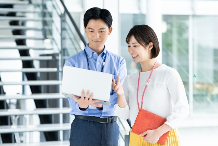 先輩が後輩に仕事を教えている様子