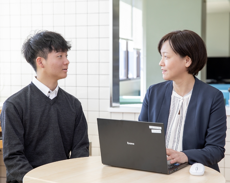 個人面談を行う男女