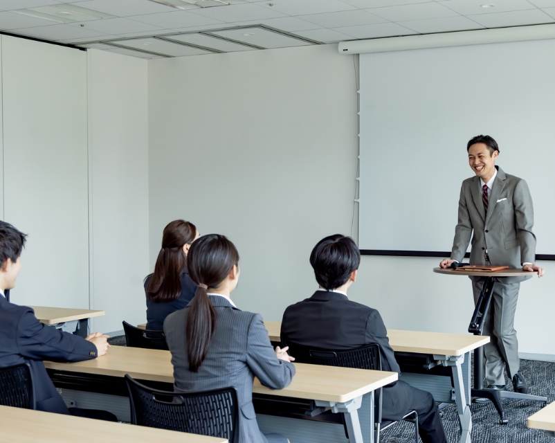 外部研修で話を聞く社員たち